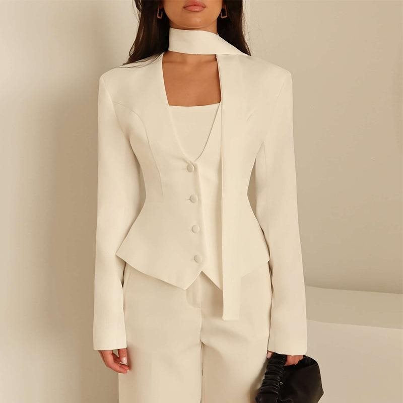 Damen Taillierter Blazer mit Bindeschal und figurbetonter Weste Echo Archiv