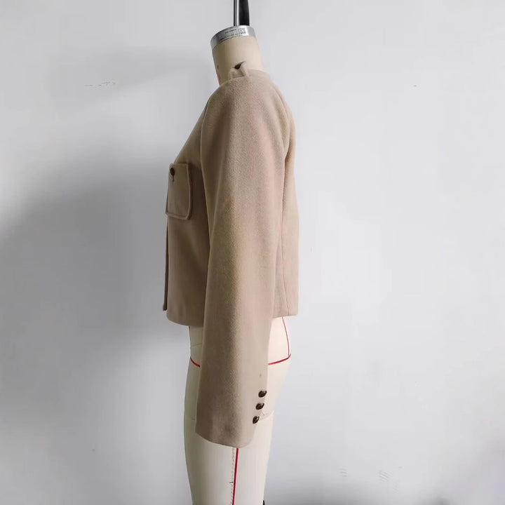 Damen kurze Wolloptik-Jacke mit Rundhalsausschnitt, aufgesetzten Pattentaschen und Schulterpatten – Célinea