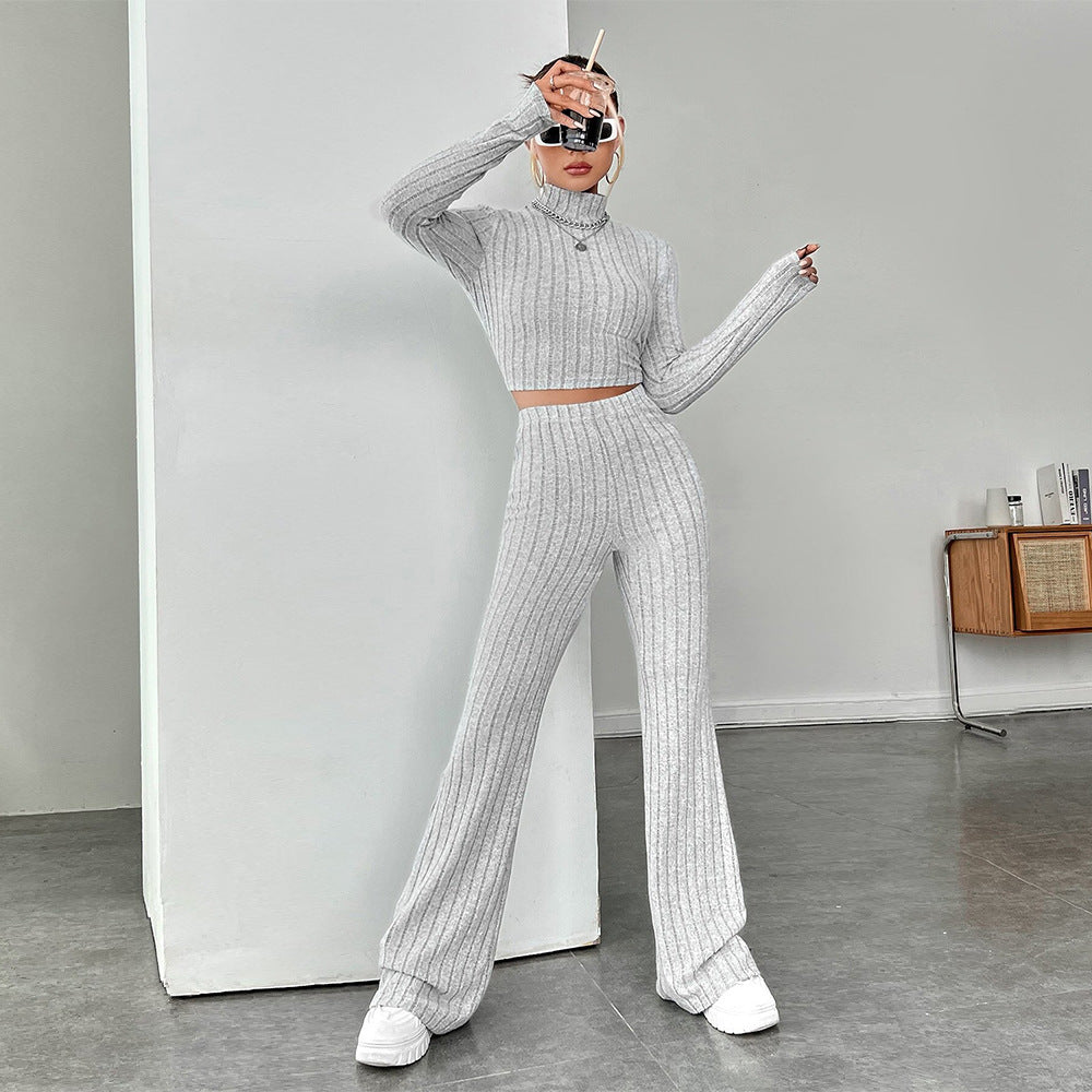 Damen geripptes Strick-Lounge-Set mit Rollkragen-Cropped und weiter Schlaghose – Élanora