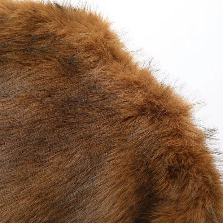 Damen luxuriöse Kurzjacke aus veganem Kunstfell mit offenem Schalkragen und leichter Taillierung – Célinea