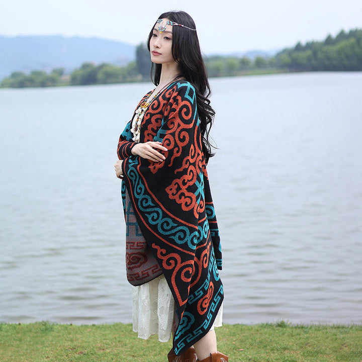 Damen Oversize-Jacquard-Umhang mit ethno-inspiriertem Ornamentmuster Echo Archiv