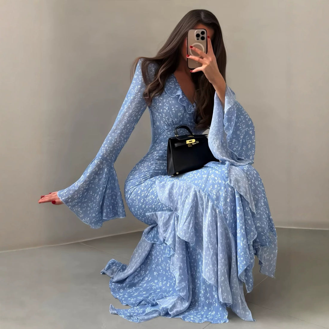 Damen Maxikleid mit V-Ausschnitt, Volantstufen und Trompetenärmeln Echoarchiv