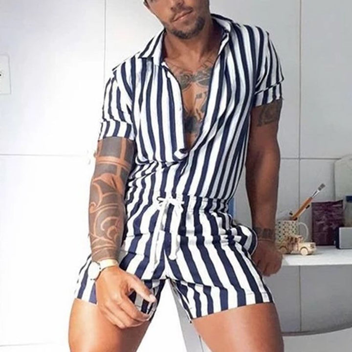Herren kurzärmliger Jumpsuit mit schickem Streifenmuster und praktischen Taschen Echoarchiv