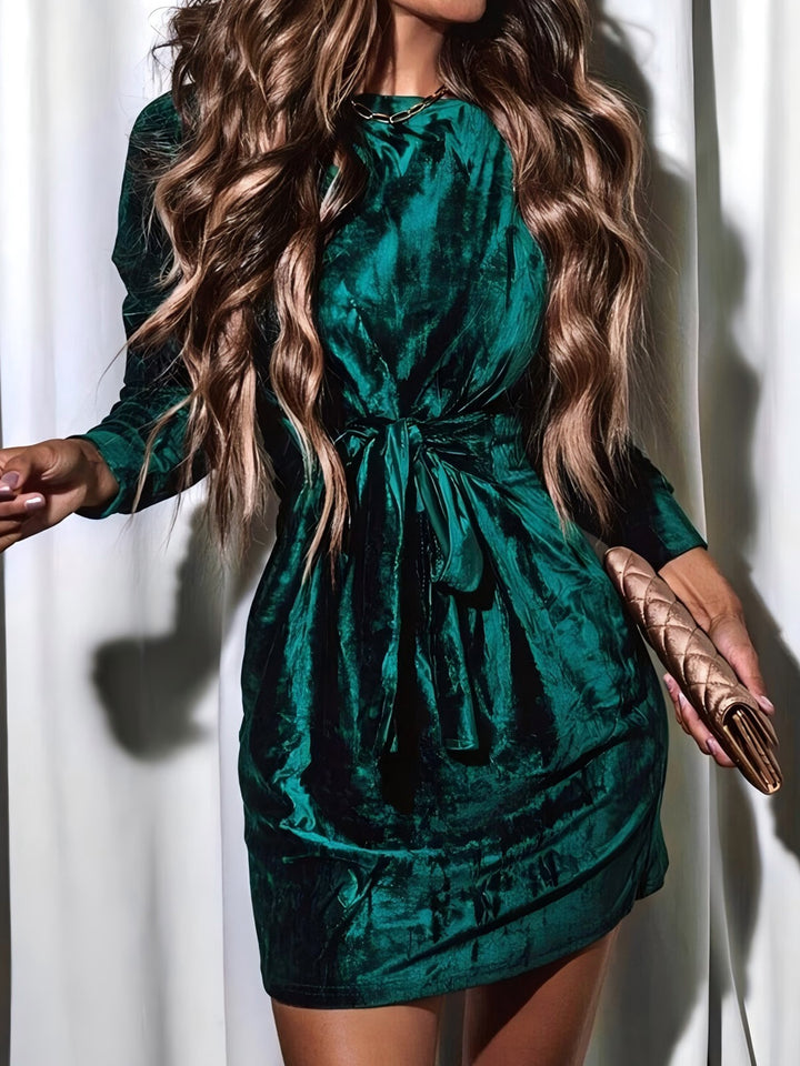 Damen Samt-Minikleid mit langen Ärmeln, Taillengürtel und Eingrifftaschen – Élara