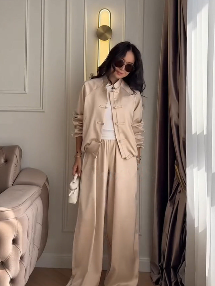 Damen Satin-Zweiteiler mit traditionellen Knebelverschlüssen und weitem Hosenrock Echoarchiv