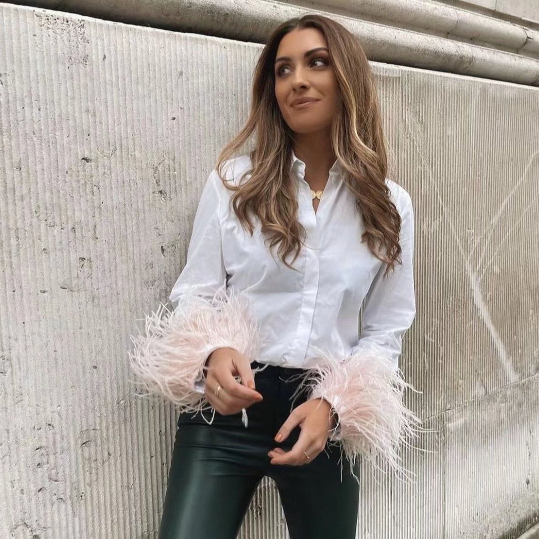 Damen Elegante Baumwollbluse mit Federbesatz an Manschetten und klassischem Hemdkragen Echo Archiv