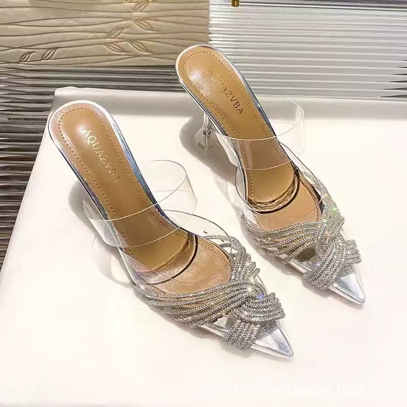 Damen spitz zulaufende Mule mit funkelnden Kristallriemen und skulpturellem Acrylabsatz – Lioré