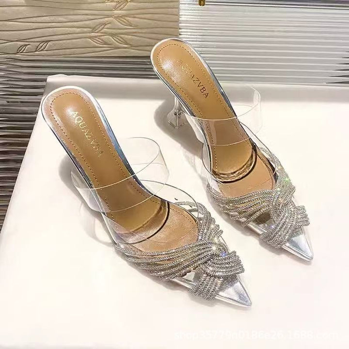 Damen spitz zulaufende Mule mit funkelnden Kristallriemen und skulpturellem Acrylabsatz – Lioré