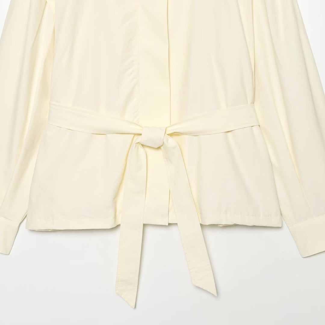 Damen Leichte Taillierte Jacke mit Stehkragen, Bindegürtel und Cape-Ärmeldetail Echoarchiv