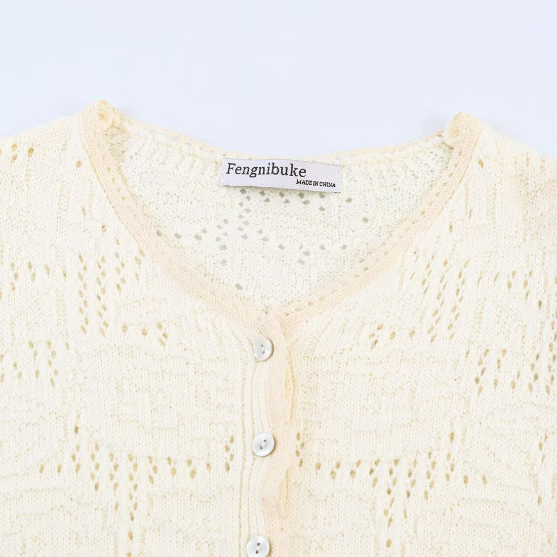 Damen Strickbluse mit Knopfreihe, Spitzenmanschetten und Volant‑Peplum Echoarchiv