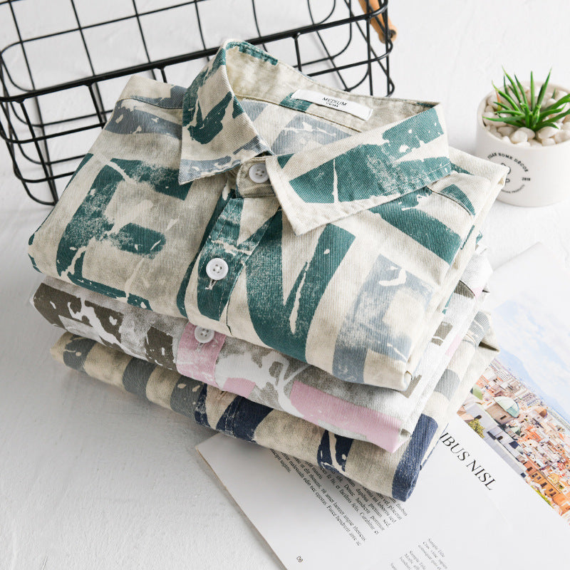 Herren Langarm-Hemdjacke mit großflächigem Typo‑Print aus Baumwollmix Echoarchiv