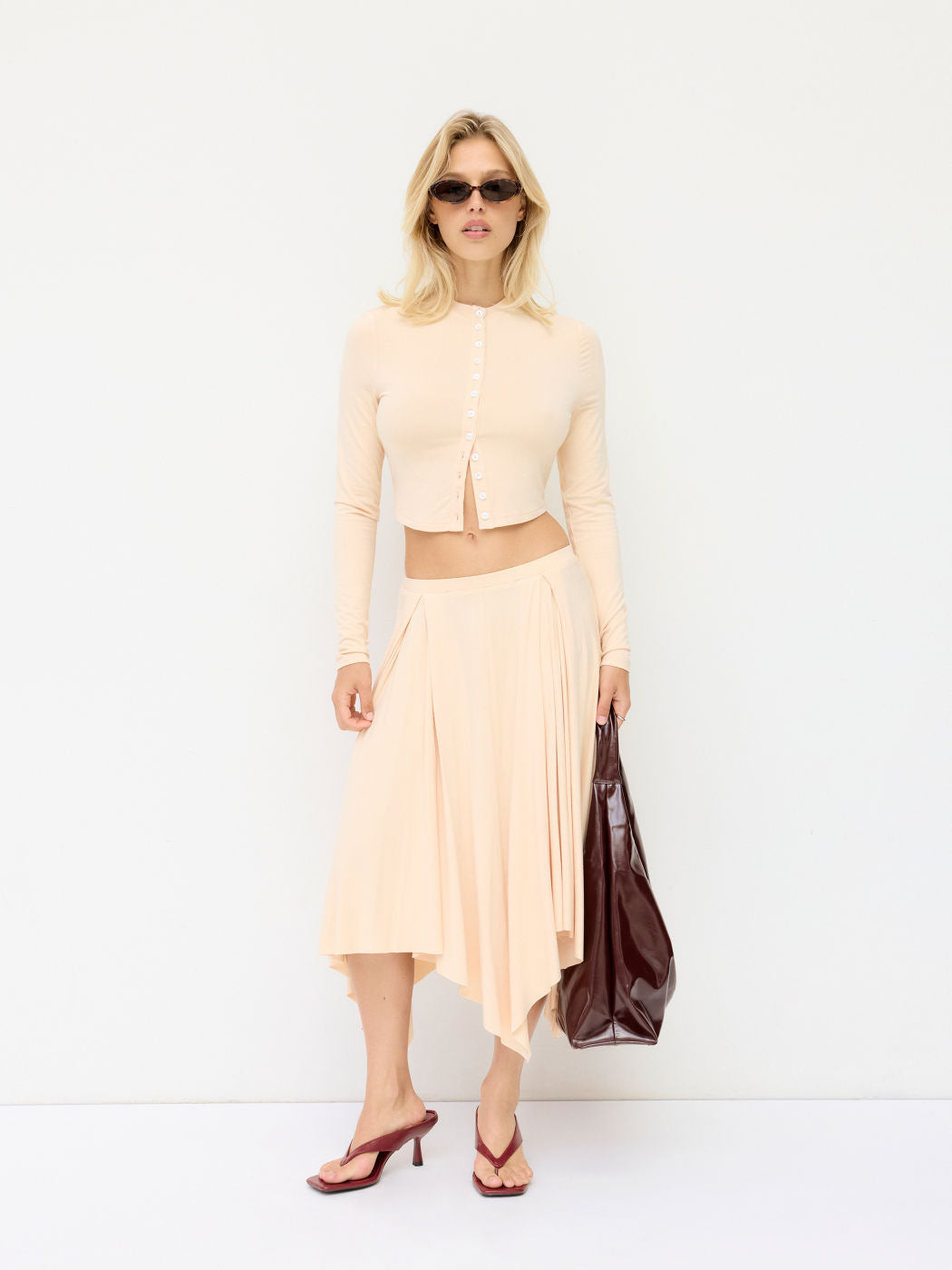 Damen Cropped-Cardigan mit Perlmuttknöpfen und asymmetrischem Zipfel-Midirock – Élanora