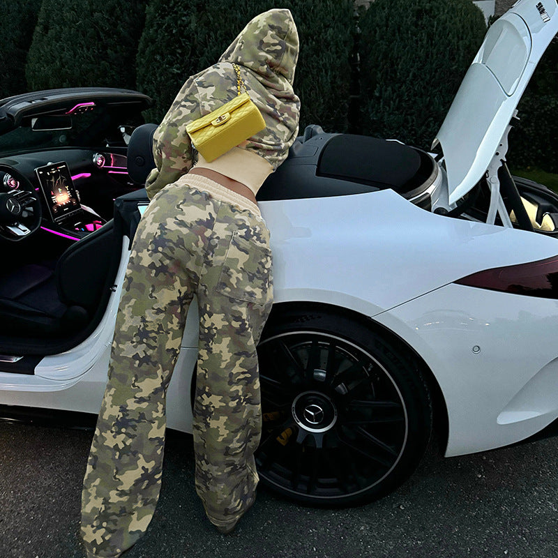 Damen nan kurz geschnittene Kapuzenjacke mit Camouflage-Muster, Frontreißverschluss, Kängurutasche und weitem Rippbund Echo Archiv