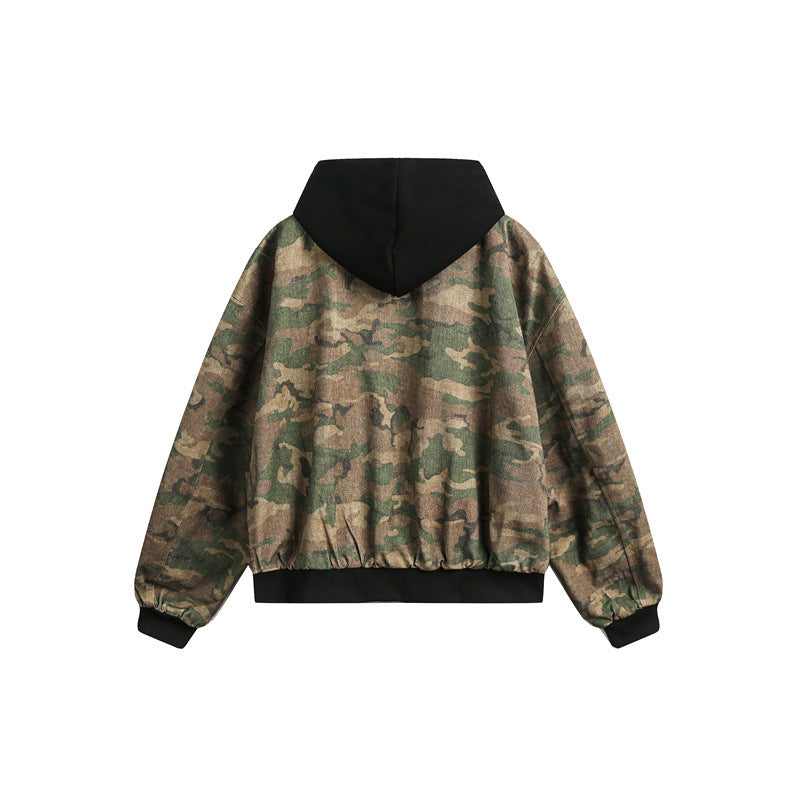Herren Kurz geschnittener Oversize-Bomber im Layer-Look mit integrierter Kapuze und Camouflage-Jacquard Echoarchiv