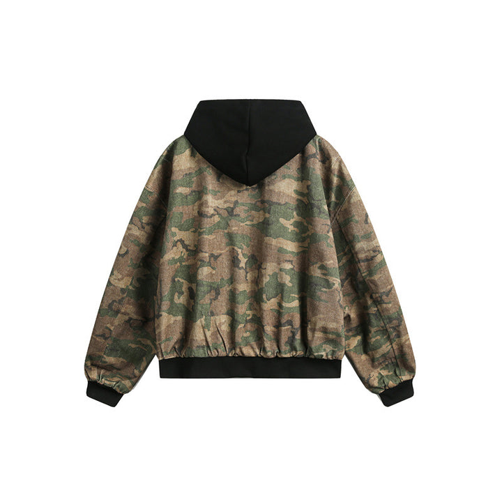 Herren Kurz geschnittener Oversize-Bomber im Layer-Look mit integrierter Kapuze und Camouflage-Jacquard Echoarchiv