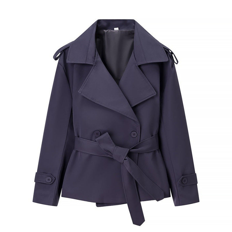Damen 50+ kurzer Taillen-Trenchblazer mit Bindegürtel und weitem Revers Echo Archiv