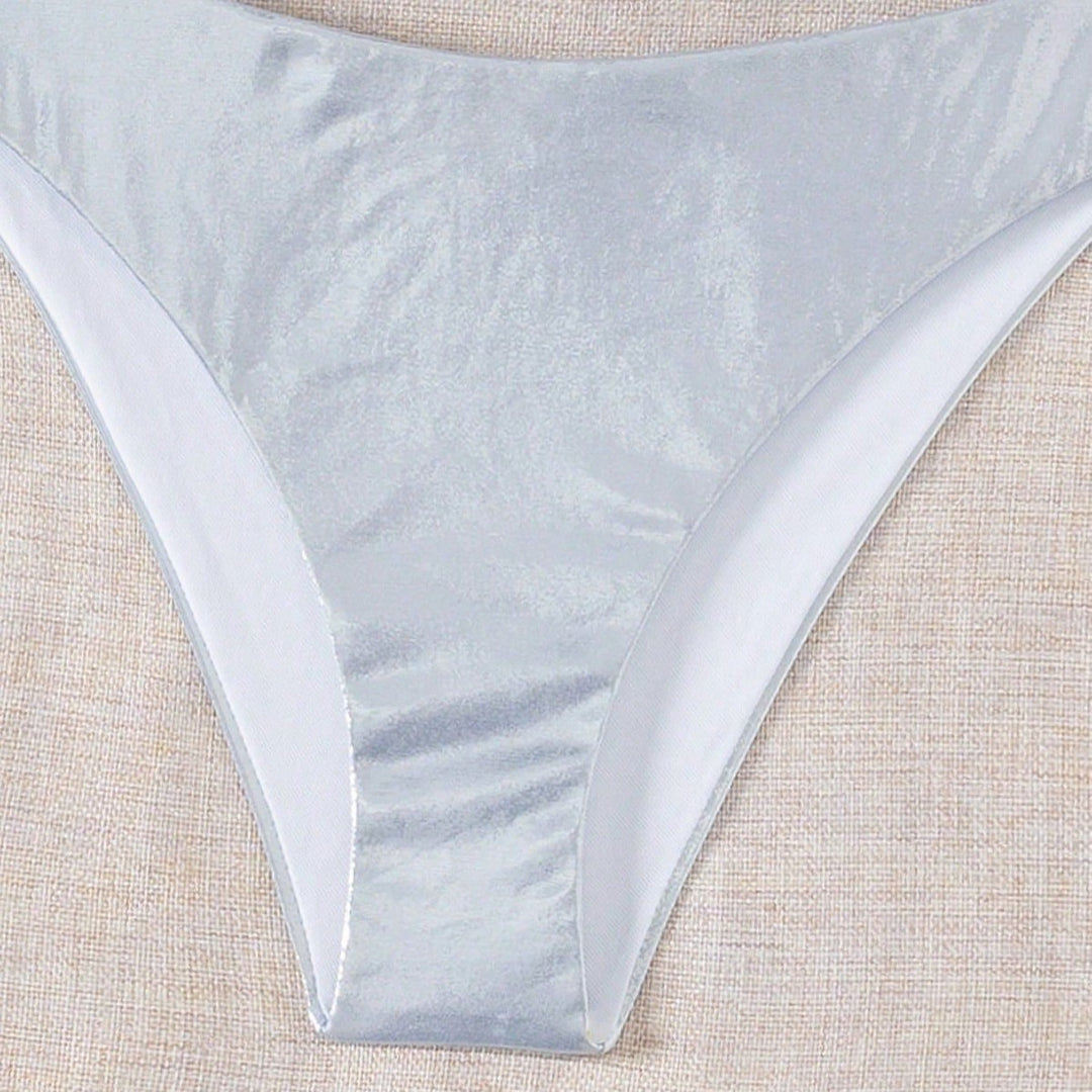 Damen Bandeau-Bikini mit glänzendem Oberteil und hohem Beinausschnitt Echo Archiv