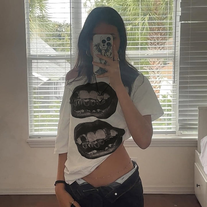 Damen lässiges T-Shirt mit glänzendem Kreuzdesign und großzügigem Ausschnitt Echo Archiv