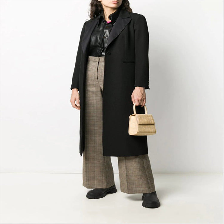 Damen Eleganter Einreihiger Longmantel im Smokingschnitt mit schmalem Revers und Satinbesatz Echoarchiv