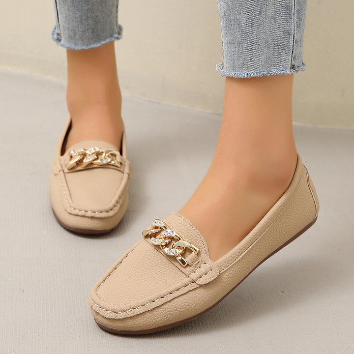 Damen Flexibler Mokassin‑Slipper mit gepolstertem Komfortfußbett und dekorativer Metallkette – Lioré