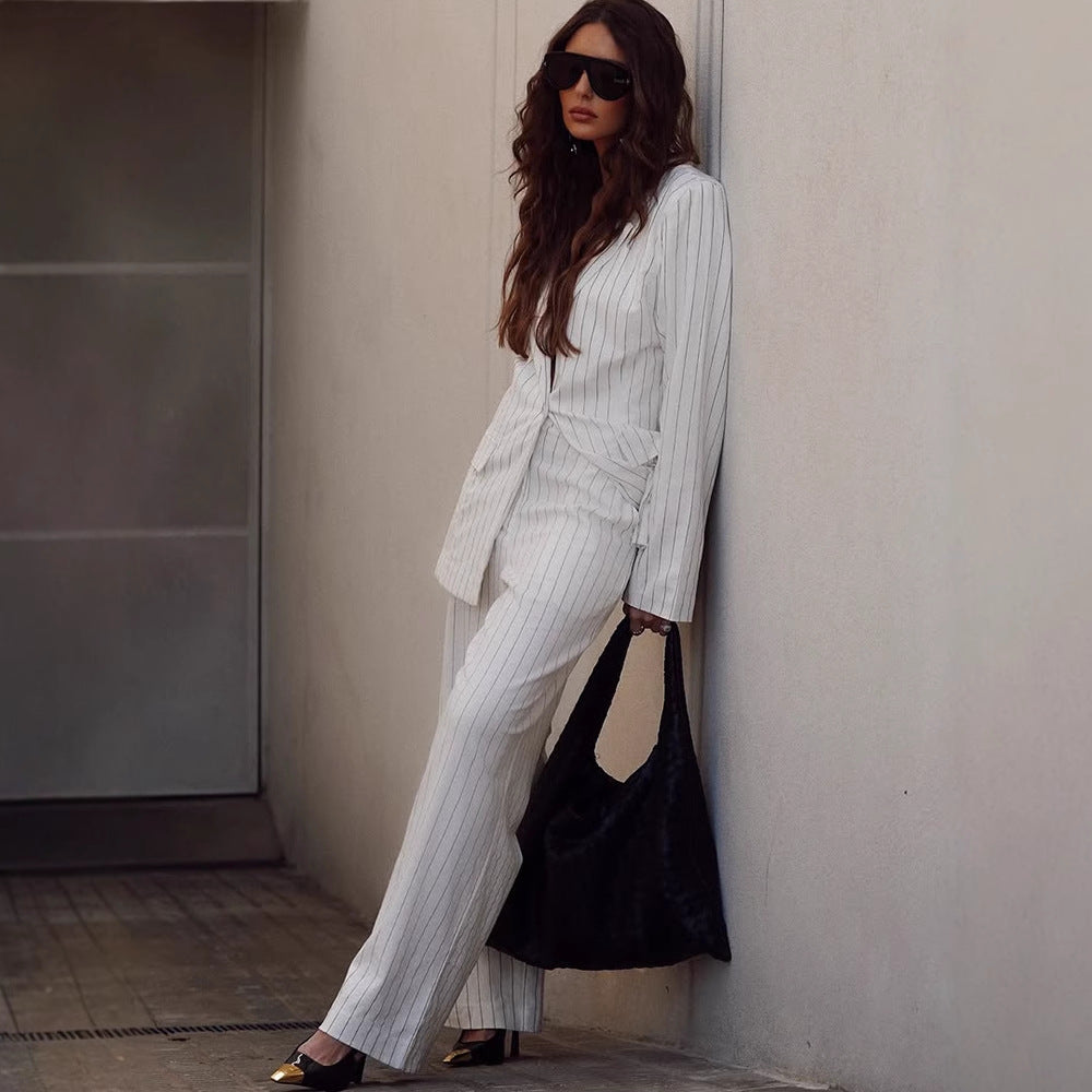 Damen Zweiteiliges Nadelstreifen-Anzugset mit Oversize-Blazer und weiter Bundfaltenhose Echoarchiv