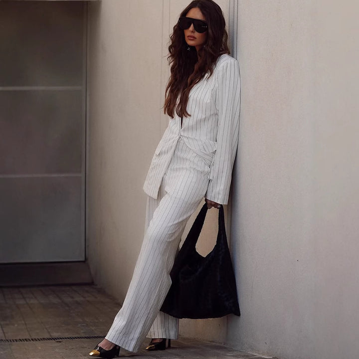 Damen Zweiteiliges Nadelstreifen-Anzugset mit Oversize-Blazer und weiter Bundfaltenhose Echoarchiv