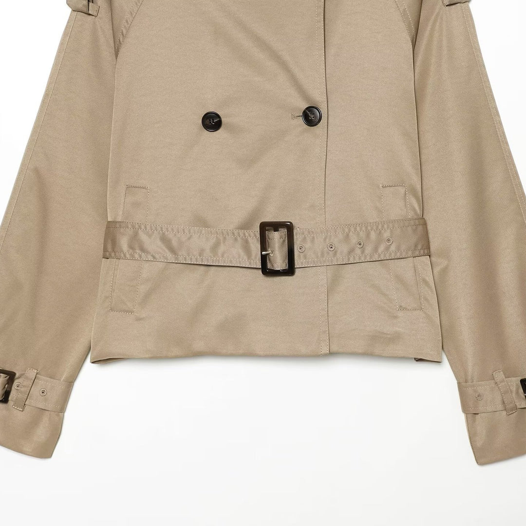 Damen Kurze taillierte Trenchjacke im Cape‑Look mit hohem Funnelkragen und Schnallenmanschetten Echoarchiv