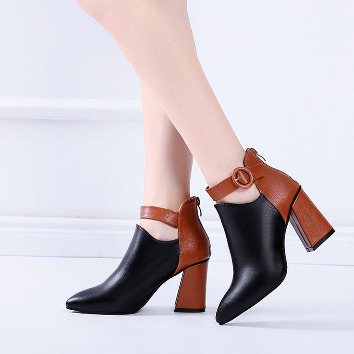 Damen nan elegante spitze Kurzstiefelette mit Fersenreißverschluss, dekorativem Knöchelriemen und skulpturellem Blockabsatz Echo Archiv