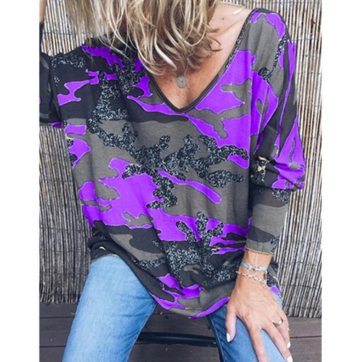 Damen Oversize V‑Ausschnitt Longshirt mit Camouflage‑Print und Glitzerbesatz – Avérine