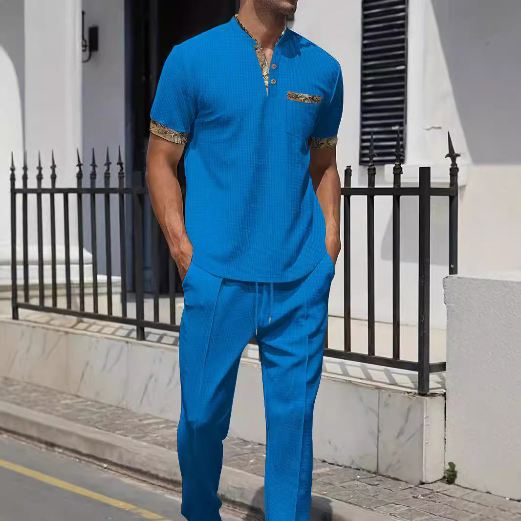 Herren modisches Outfit-Set mit strukturiertem Oberteil und lässiger Hose Echoarchiv