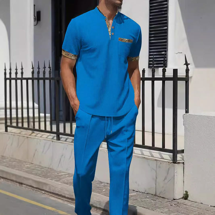 Herren modisches Outfit-Set mit strukturiertem Oberteil und lässiger Hose Echoarchiv