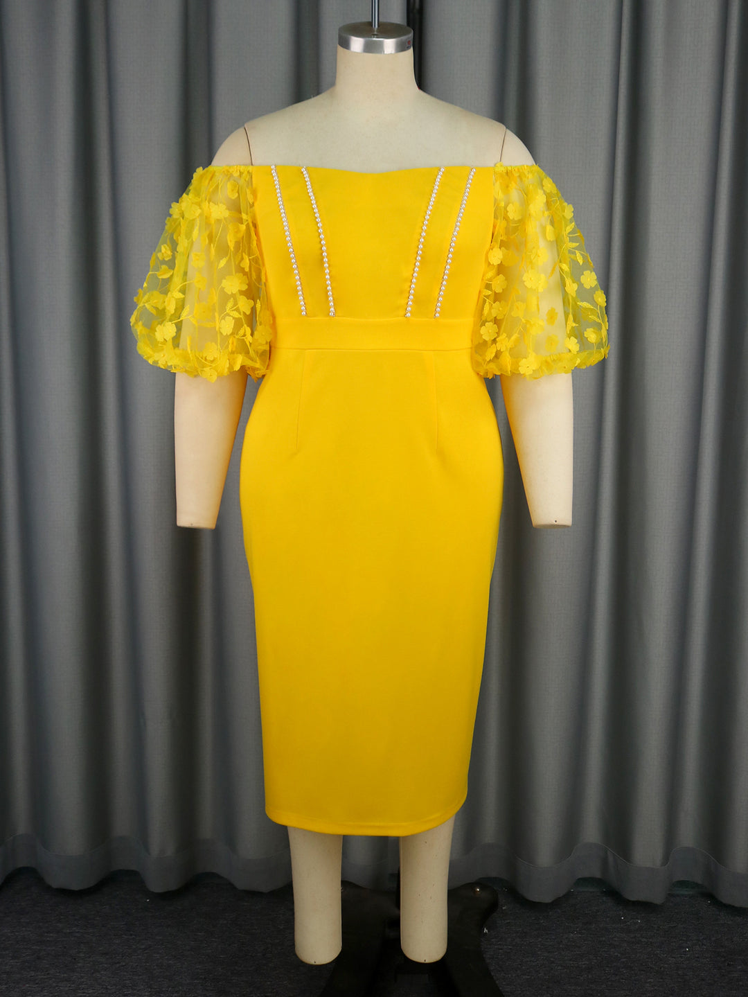 Damen figurbetontes Kleid mit verzierten Puffärmeln und Perlenakzenten Echo Archiv