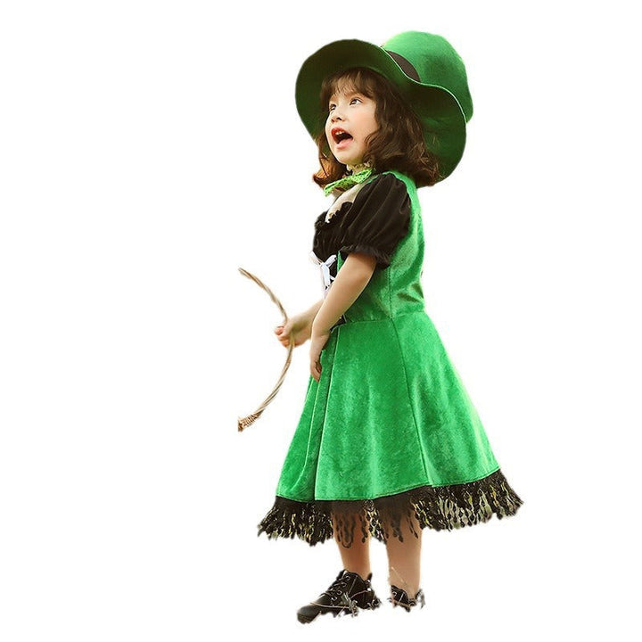 Mädchen Kostüm als irische Leprechaun mit voluminösem Rock und hohem Hut Echo Archiv