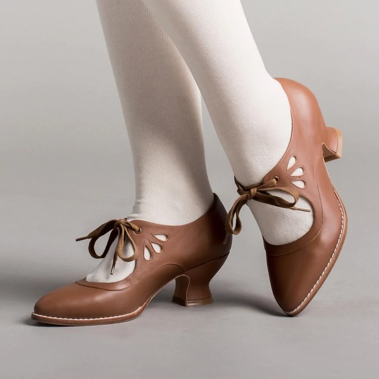 Damen nan Retro-Riemchenpumps mit geschwungenem Kittenabsatz, blattförmigen Aussparungen und dekorativem Schleifenverschluss Echo Archiv