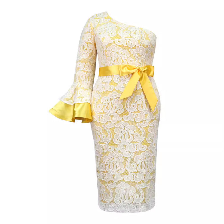 Damen Spitzenkleid mit asymmetrischem Schnitt und eleganten Volantärmeln Echo Archiv