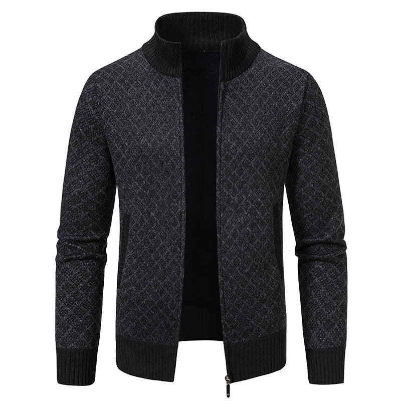Herren Strickjacke mit modernem Zopfmuster und hohem Kragen Echoarchiv