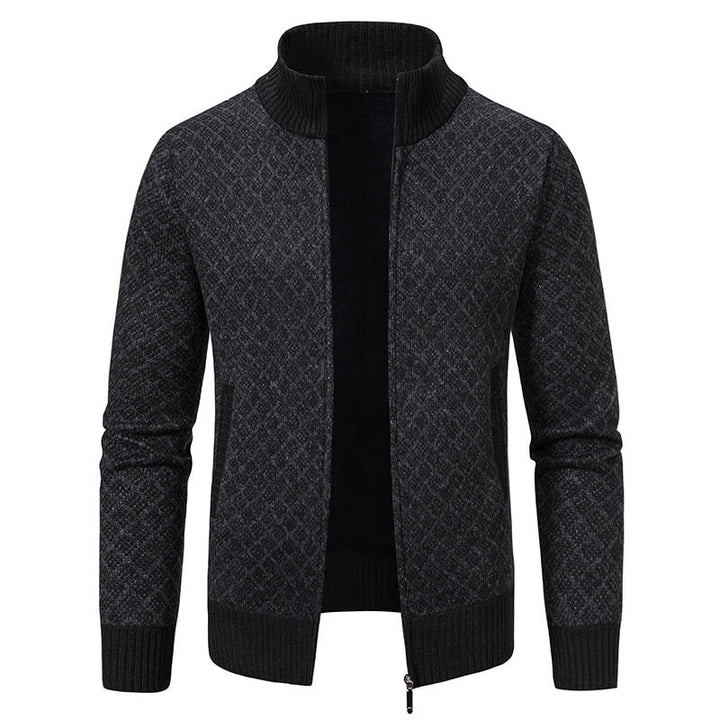 Herren Strickjacke mit modernem Zopfmuster und hohem Kragen Echoarchiv