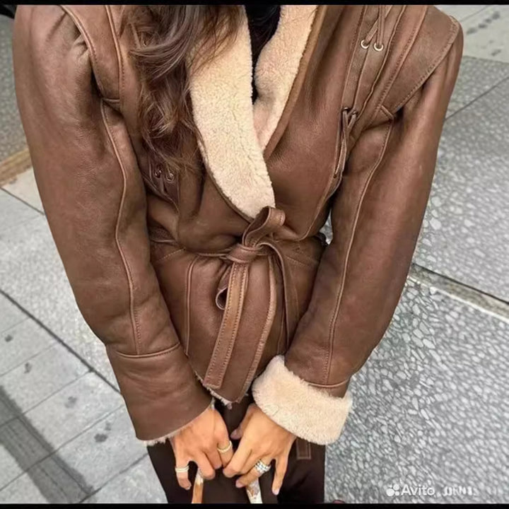Damen nan taillierte Kunstlederjacke mit Sherpa-Futter, Wickelgürtel und seitlichen Schnürdetails Echo Archiv