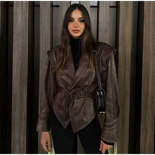 Damen Wickel-Lederjacke mit Taillengürtel, betonter Schulterpartie und femininer Silhouette Echo Archiv