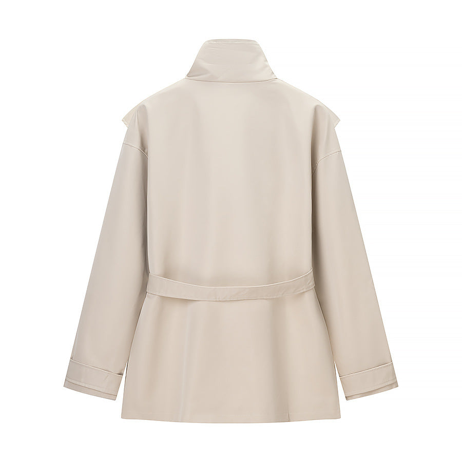 Damen Kurze Taillierte Regenjacke mit Cape‑Schulterdetail und Bindegürtel Echo Archiv