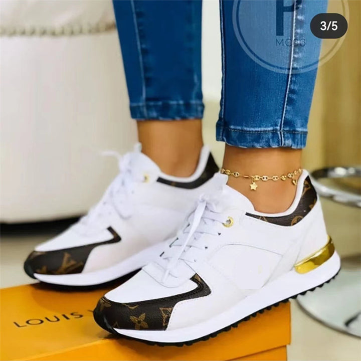 Damen Plateau-Sneakers mit atmungsaktivem Mesh, gepolsterter Innensohle und dekorativem Logomuster-Besatz – Névara