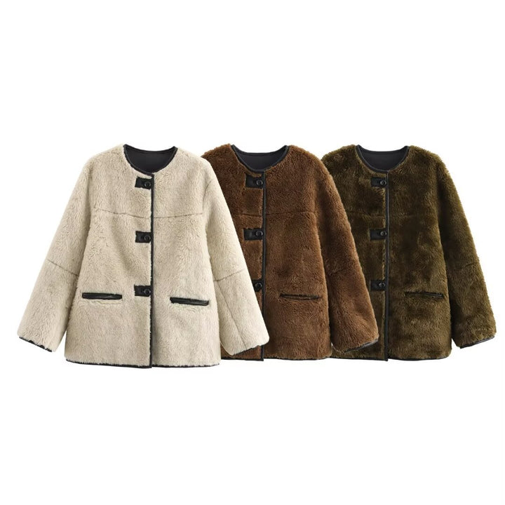 Damen kurzer kastiger Teddy-Mantel mit Rundhalsausschnitt, kontrastierenden Paspeln und aufgesetzten Pattentaschen – Célinea