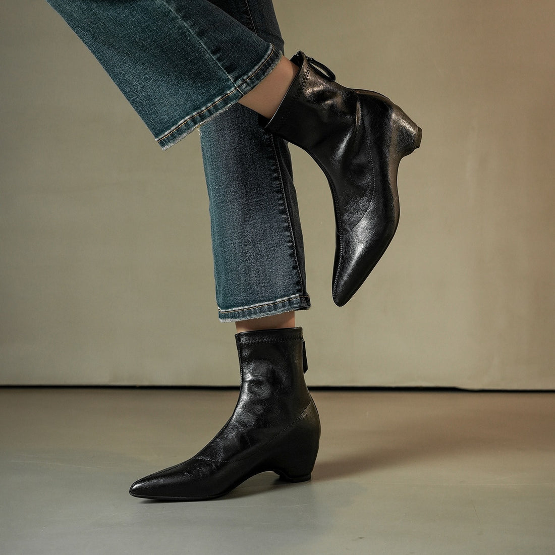 Damen Spitz zulaufende Ankle-Boots aus Glattleder mit integriertem Keilabsatz Echo Archiv