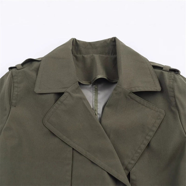 Damen Kurztrench mit A‑Linien‑Silhouette, doppelreihiger Knopfleiste, Bindegürtel und Schulterriegeln Echo Archiv