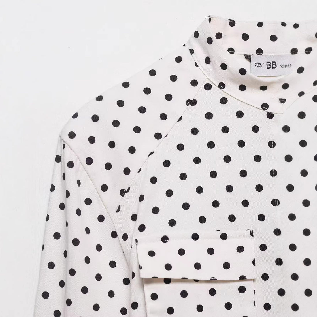 Damen Taillierte Blusenjacke mit Stehkragen, Brusttaschen und Bindegürtel Echoarchiv