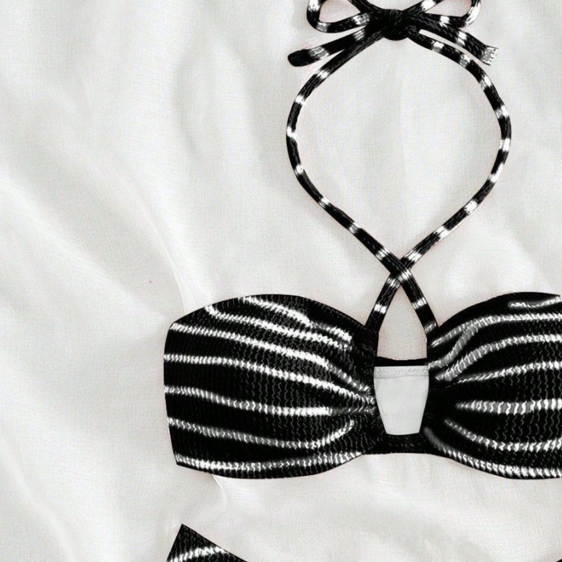 Damen Bandeau-Bikini mit verspieltem Schnitt und trendigen Bindebändern – Maréssa