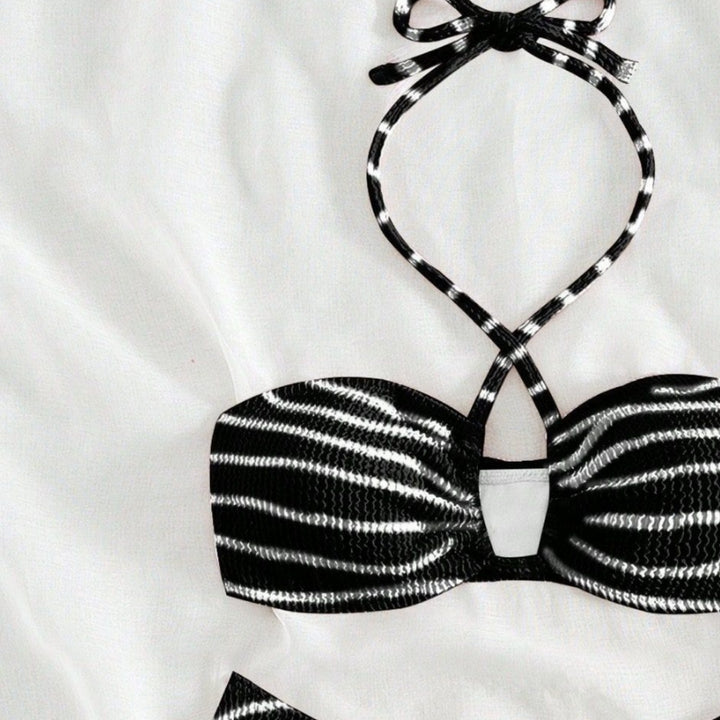 Damen Bandeau-Bikini mit verspieltem Schnitt und trendigen Bindebändern Echo Archiv
