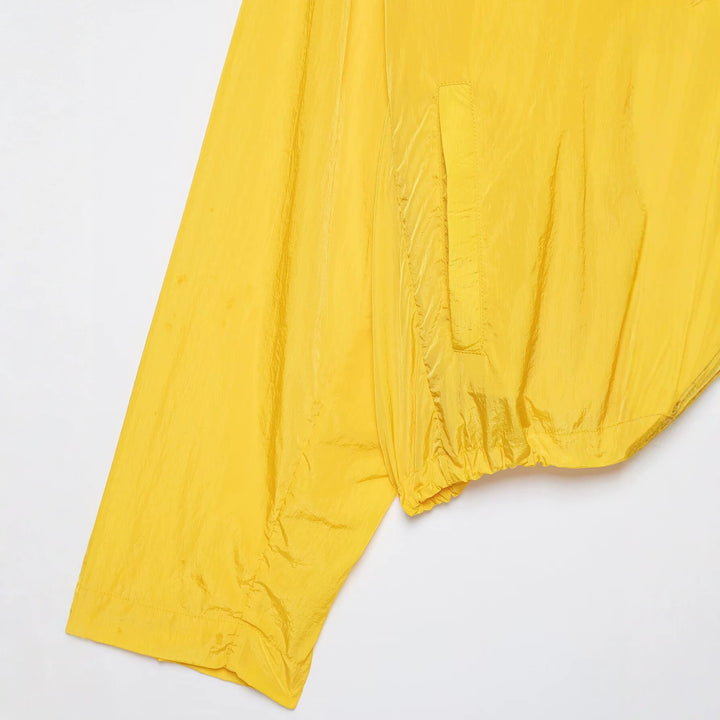 Damen Leichte Cropped-Windjacke mit hohem Stehkragen und Tunnelzug Echo Archiv