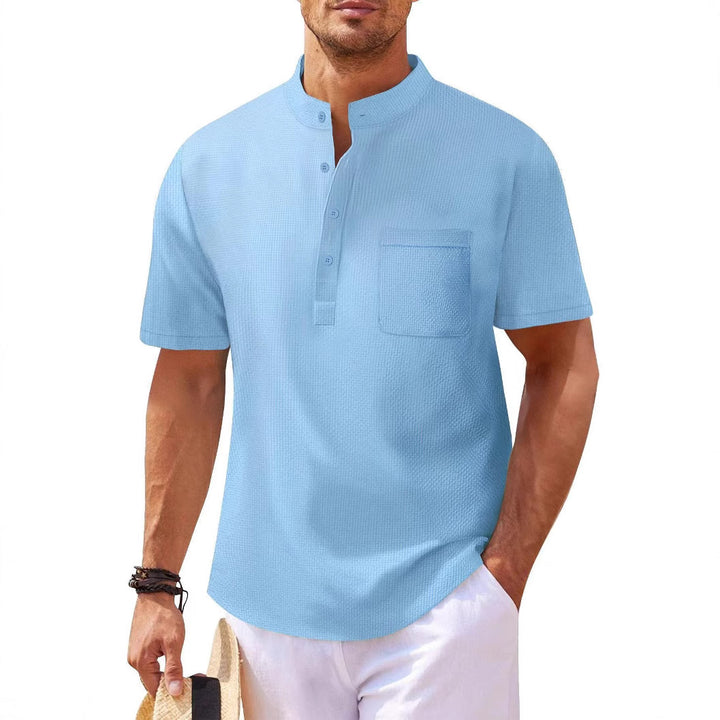 Herren Kurzarm-Henley-Shirt mit strukturiertem Design und praktischer Brusttasche Echoarchiv