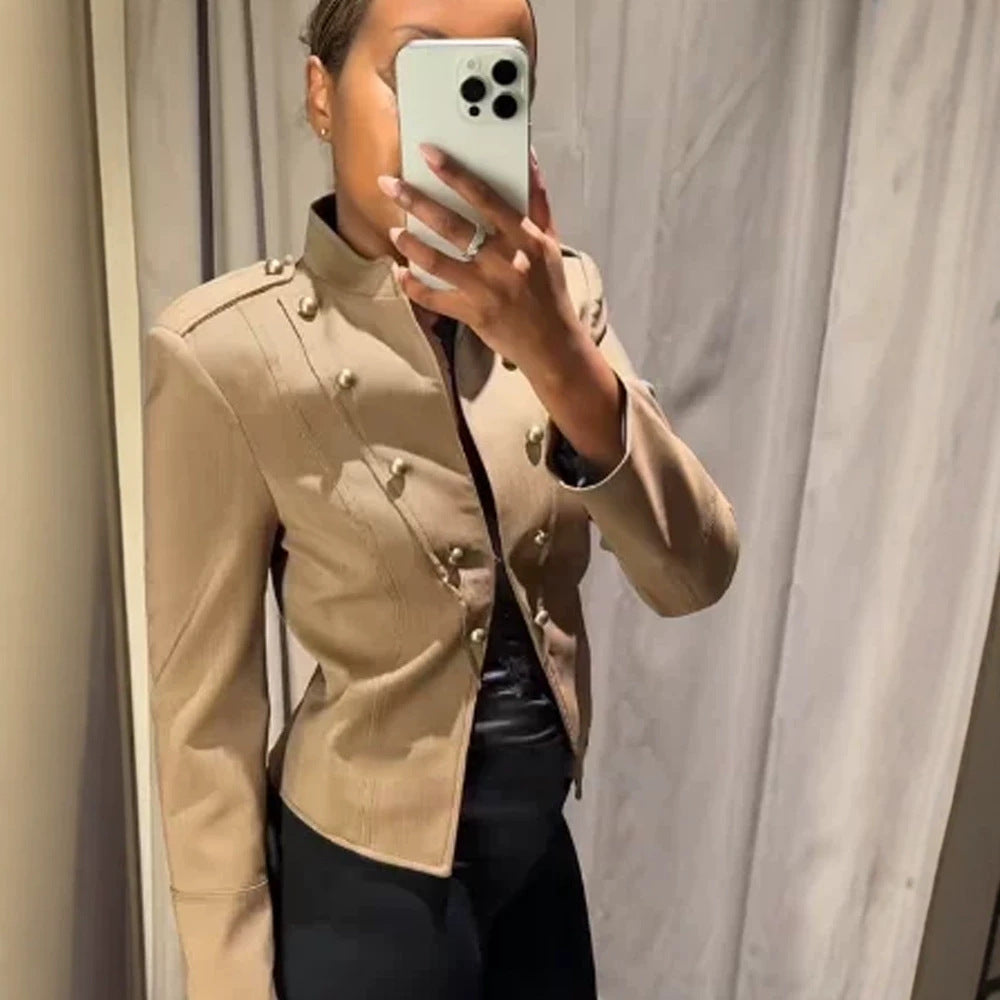 Damen Kurzblazer im Militarystil mit doppelreihigen Zierknöpfen Echoarchiv